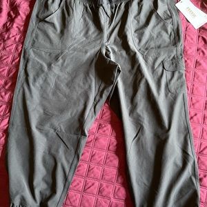 Women’s crop black joggers, NWT.